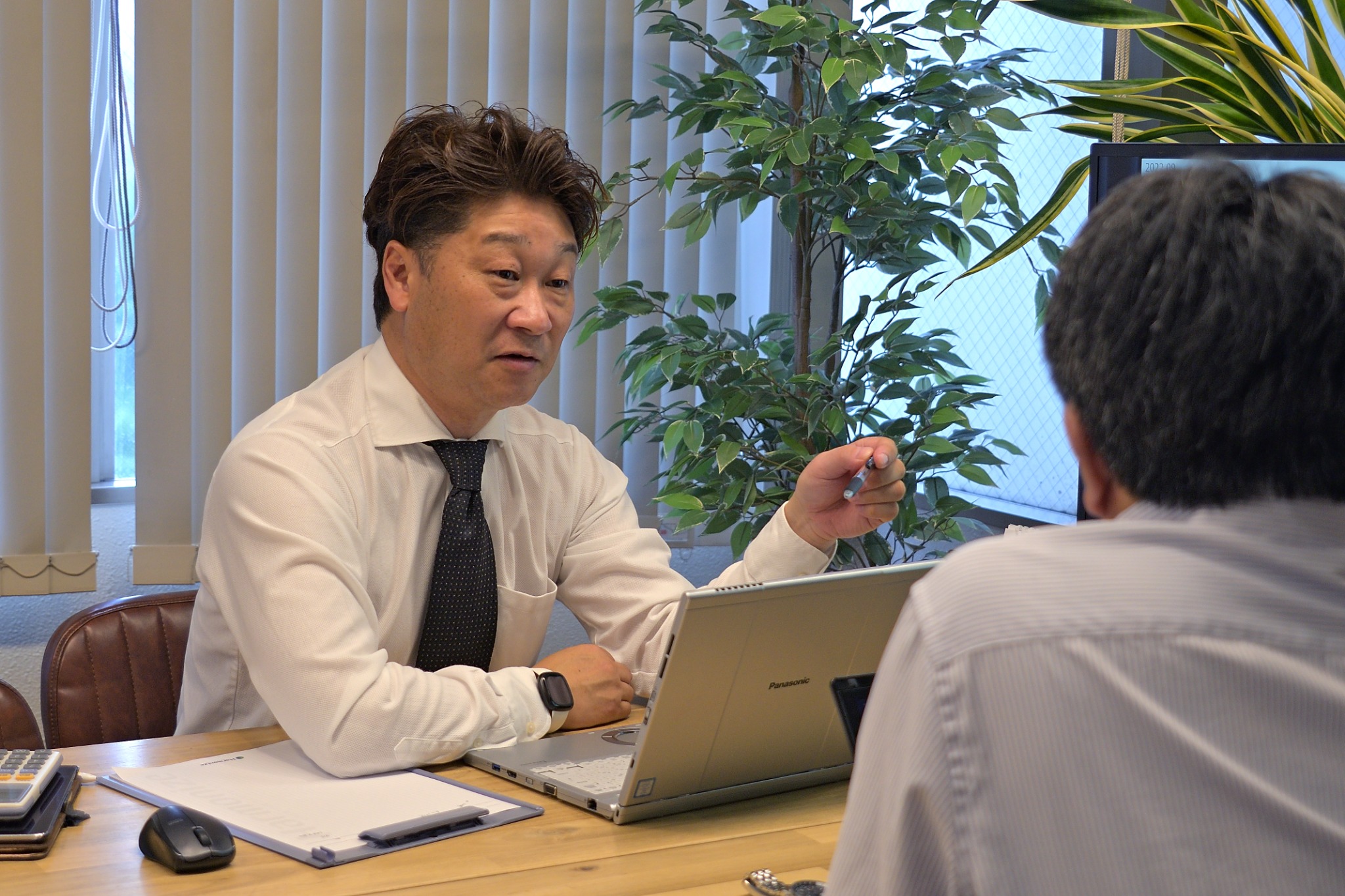 打ち合わせでお客様の話を伺う、ハーモナイズ代表の井手広幸